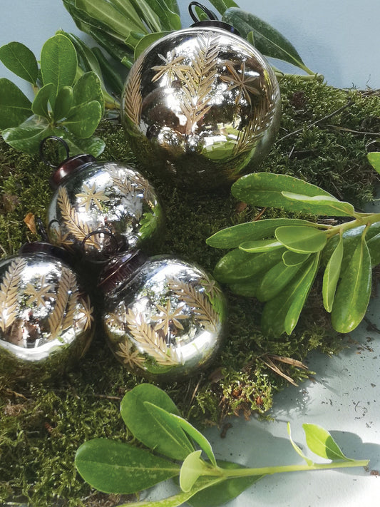 Small Vintage Silver/Gold Etched Glass Bauble