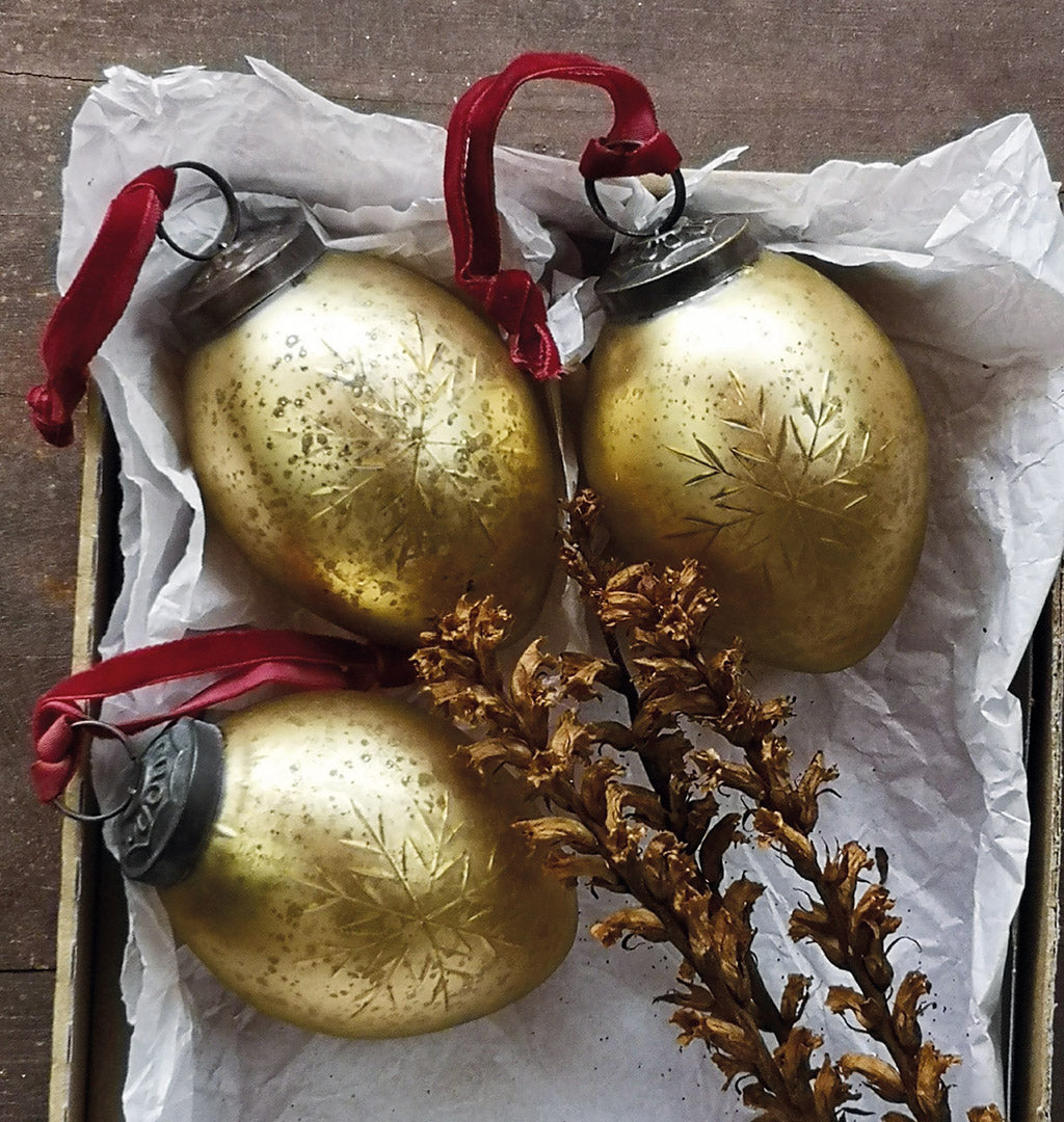 Antique Gold Etched Glass Egg Bauble